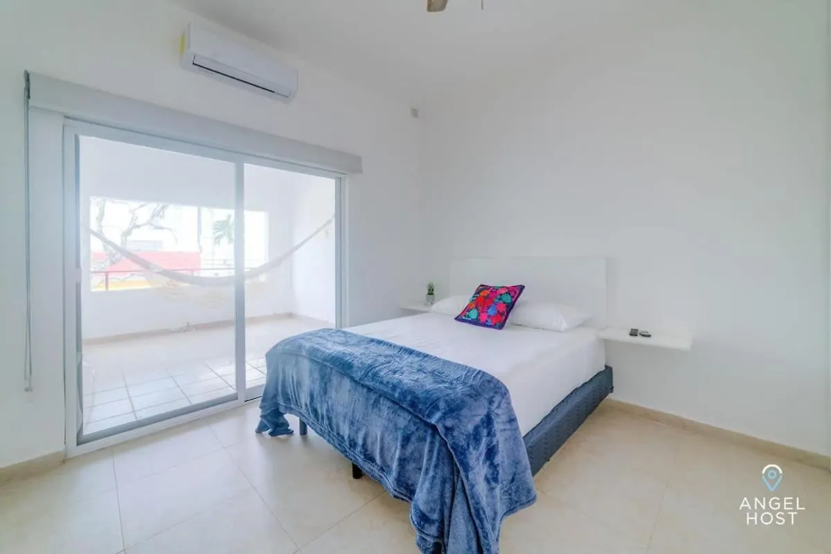 Ideal Group Getaway 4 Blocks To The Beach & Pool Playa del Carmen Lejlighed