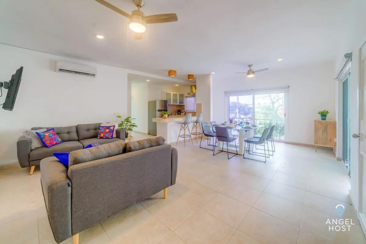 Ideal Group Getaway 4 Blocks To The Beach & Pool Playa del Carmen Lejlighed